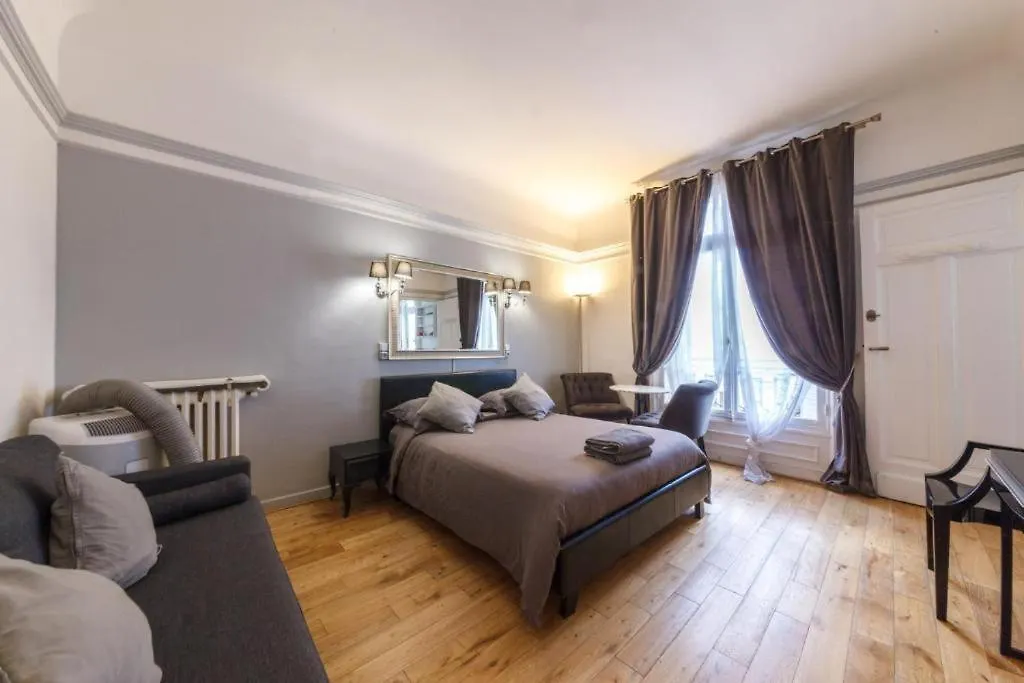 Studio - Avenue Champs-Elysee Paris France